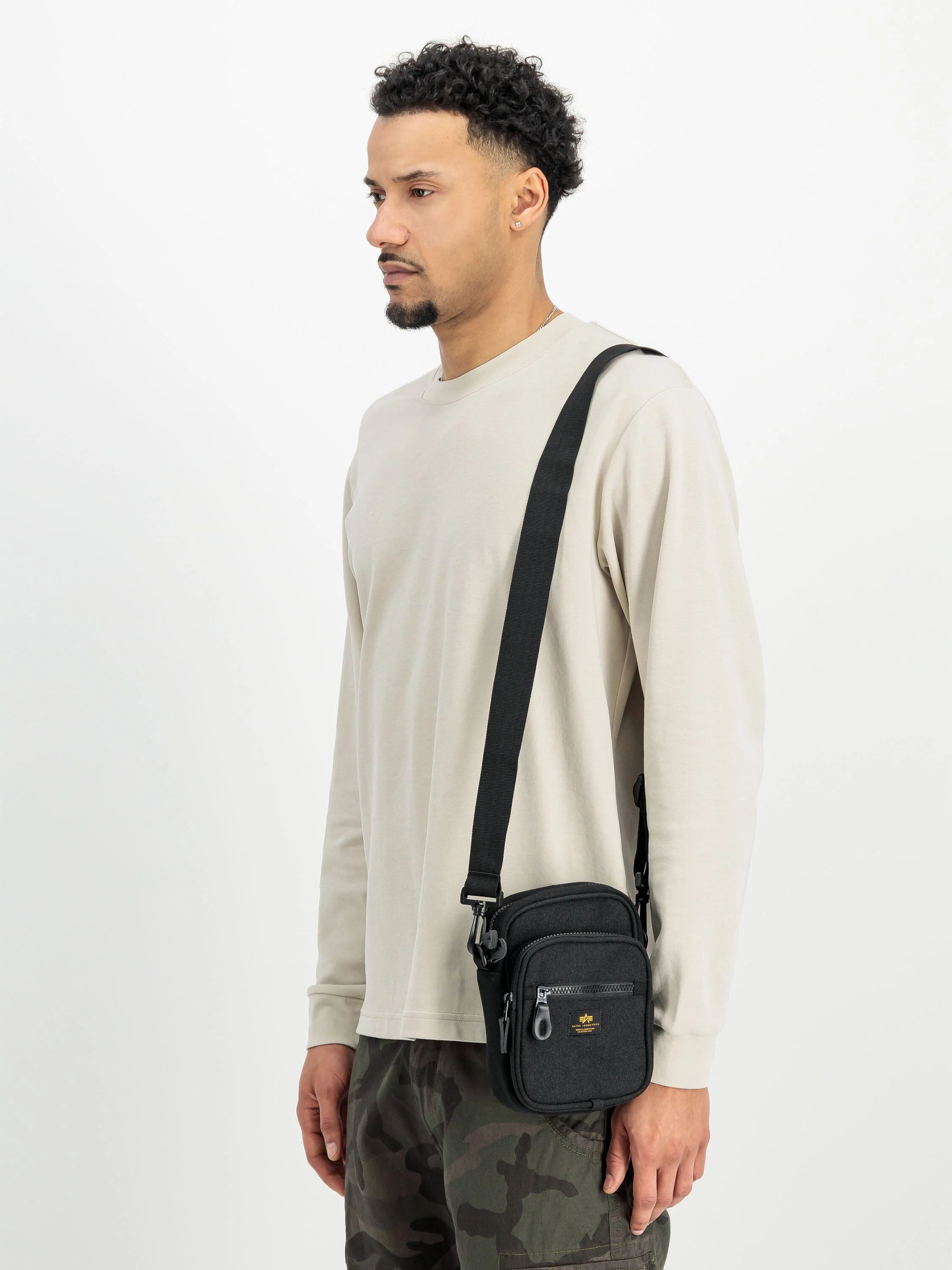 SMALL LABEL MESSENGER BAG - Image 2